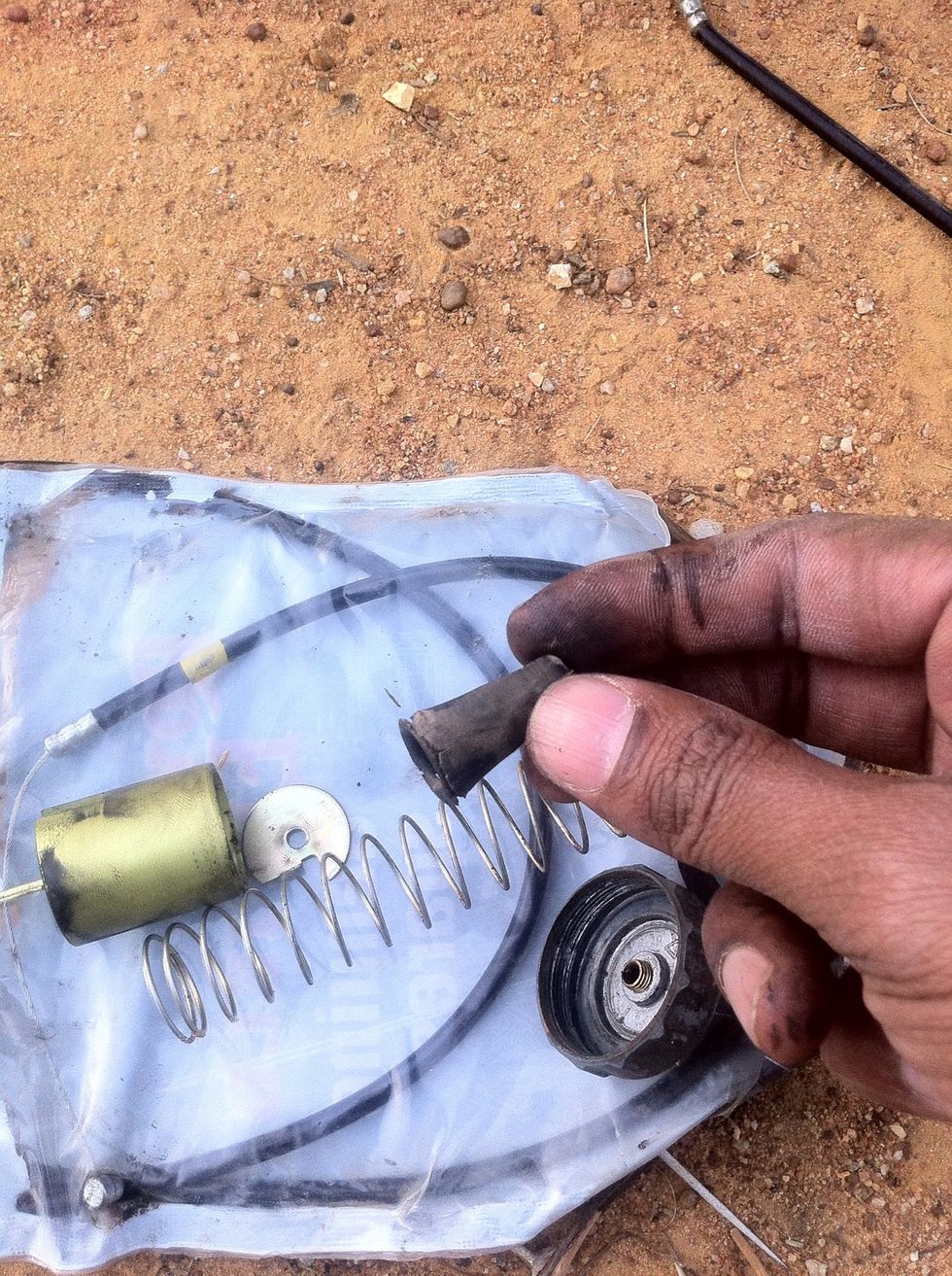 This cable cone cap made of rubber is very important and prone to damage. Inspect and replace if required. Store in safe place until reinstallation.