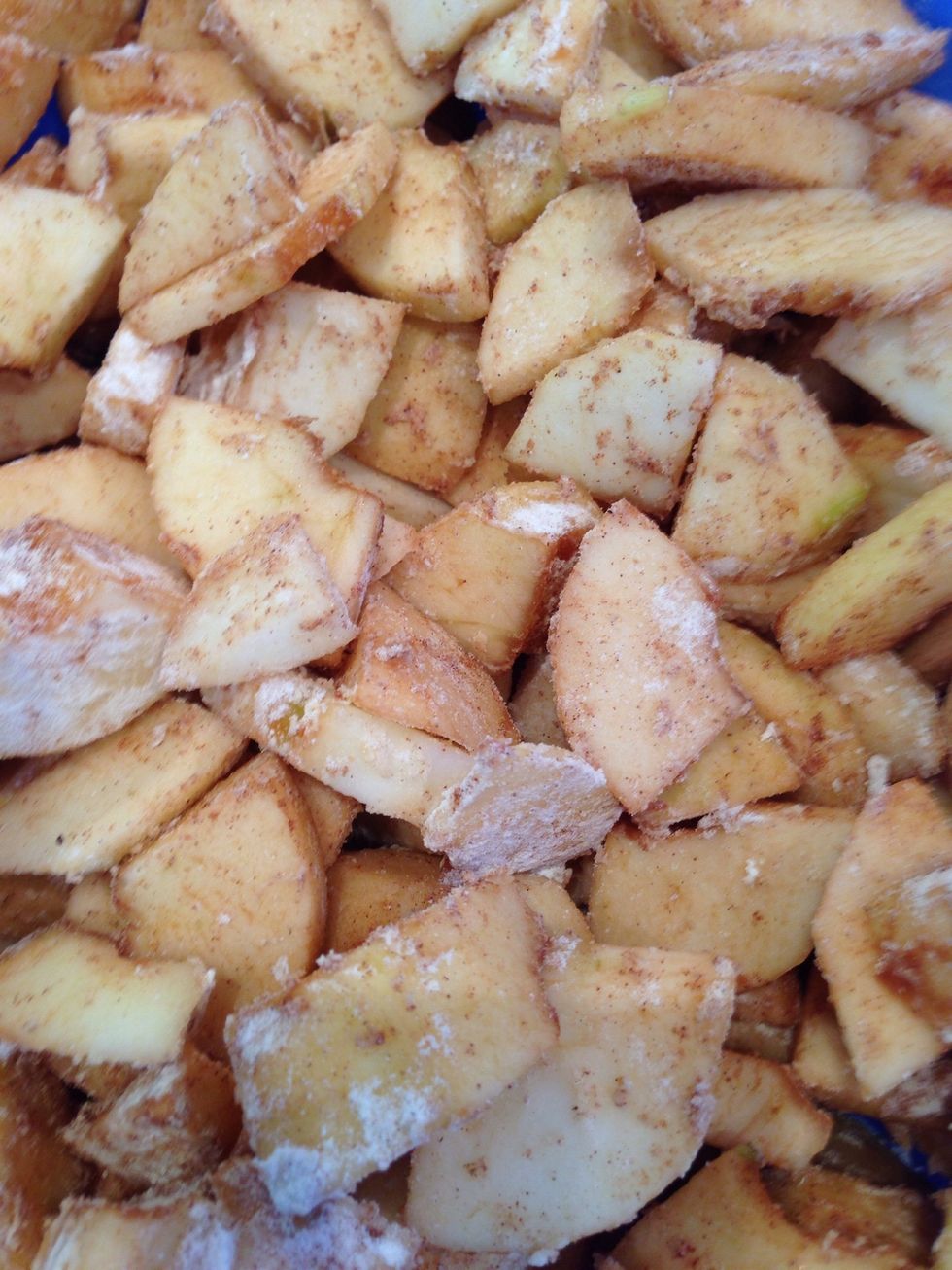 This flour coating will help produce a lovely thick apple sauce inside the pie, and stop the pastry base from getting soggy. Nobody likes a soggy bottom!!