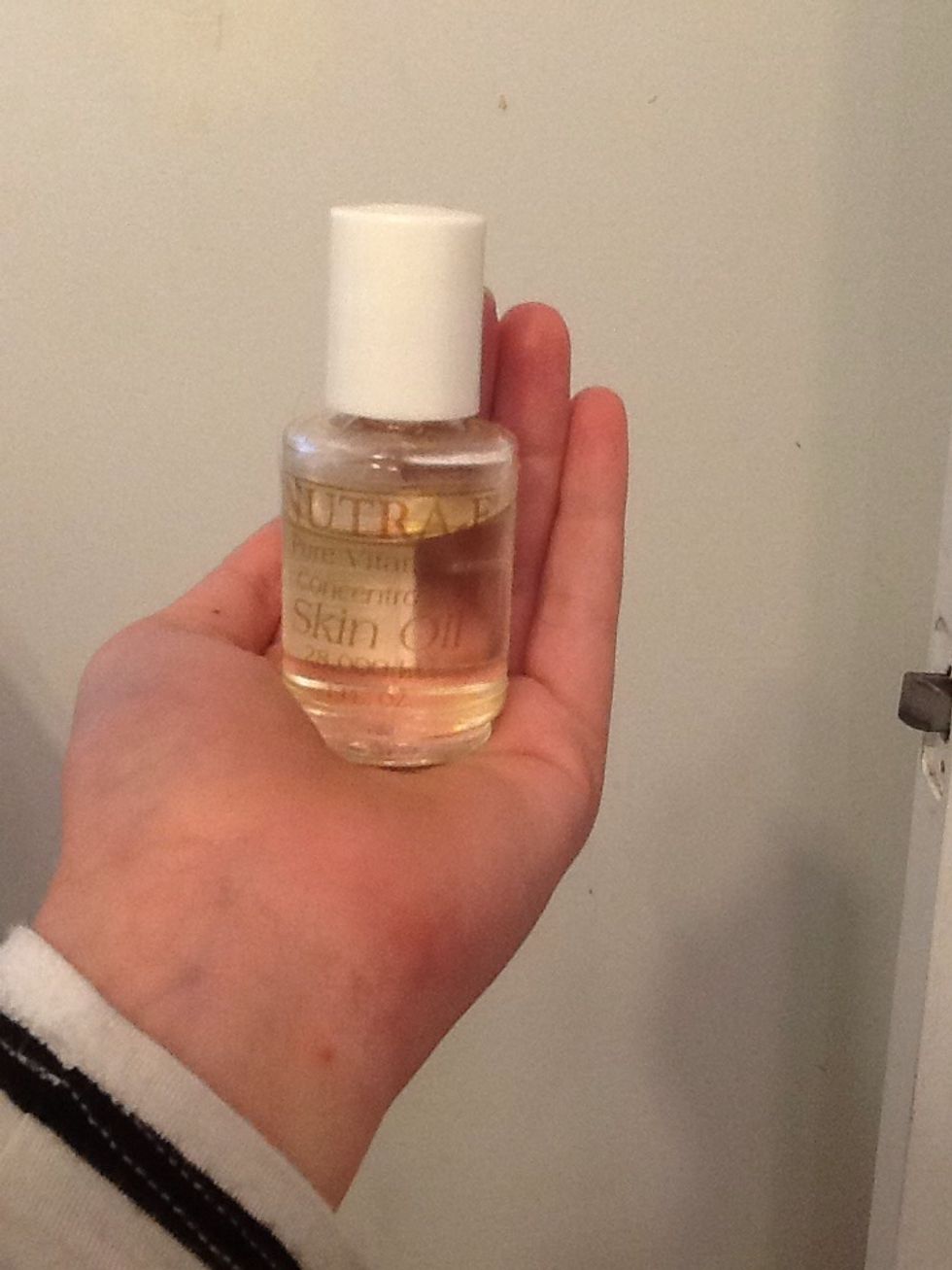 This guy is your nail's best friend. Formulated skin oils are super-nourishing and work magic! Massage it onto your nails, hands and cuticles.
