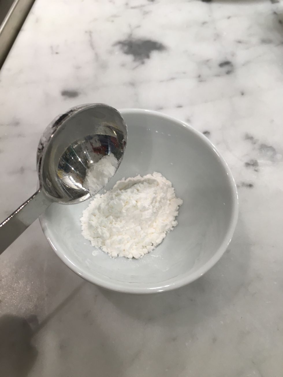 This is 1 tablespoon of cornstarch that you mix with 2 teaspoons of water.