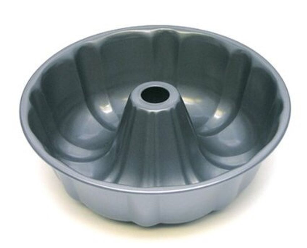 This is a bundt pan it is used to make bundt cake I can use it when I make bundt cake