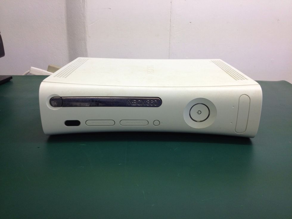 This is a classic white Xbox 360 Premium. Usually it has a hard drive attached, however this one did not when it arrived for cleaning.