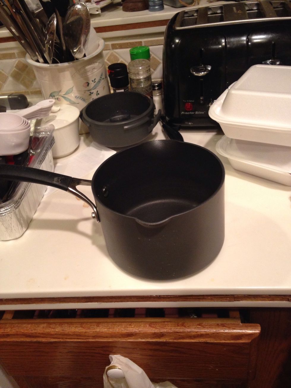 This is a medium pot. It can be used for oatmeal, boiling water, or vegetables. I can use this to cook vegetables.