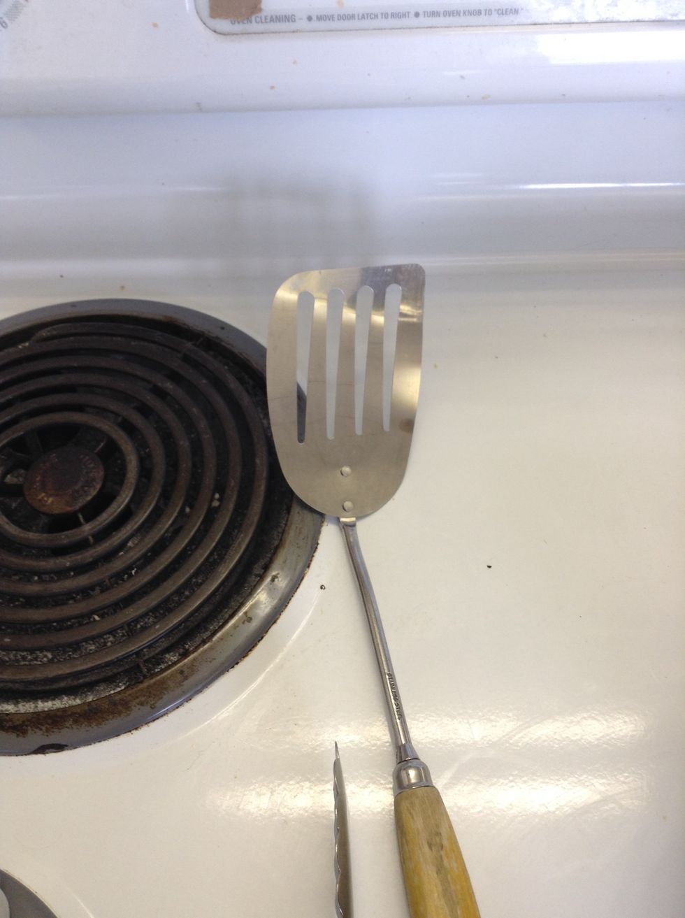 This is a metal spatula. This is used to flip food. I can use a metal spatula to flip my pancakes.