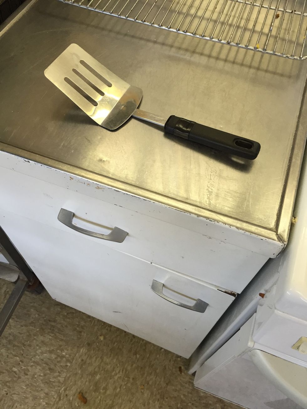 This is a metal splatula it is used for flipping pancakes. I can use a metal spatula to flip pancakes.