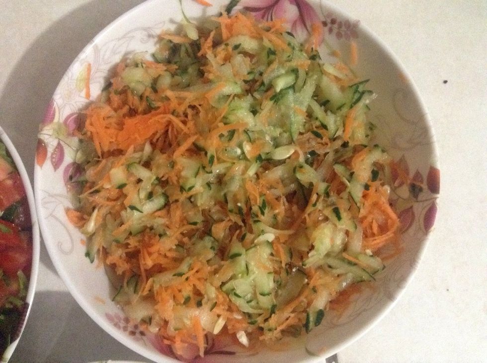 This is a mixture of grated carrots and cucumbers. You can add salt as you please.