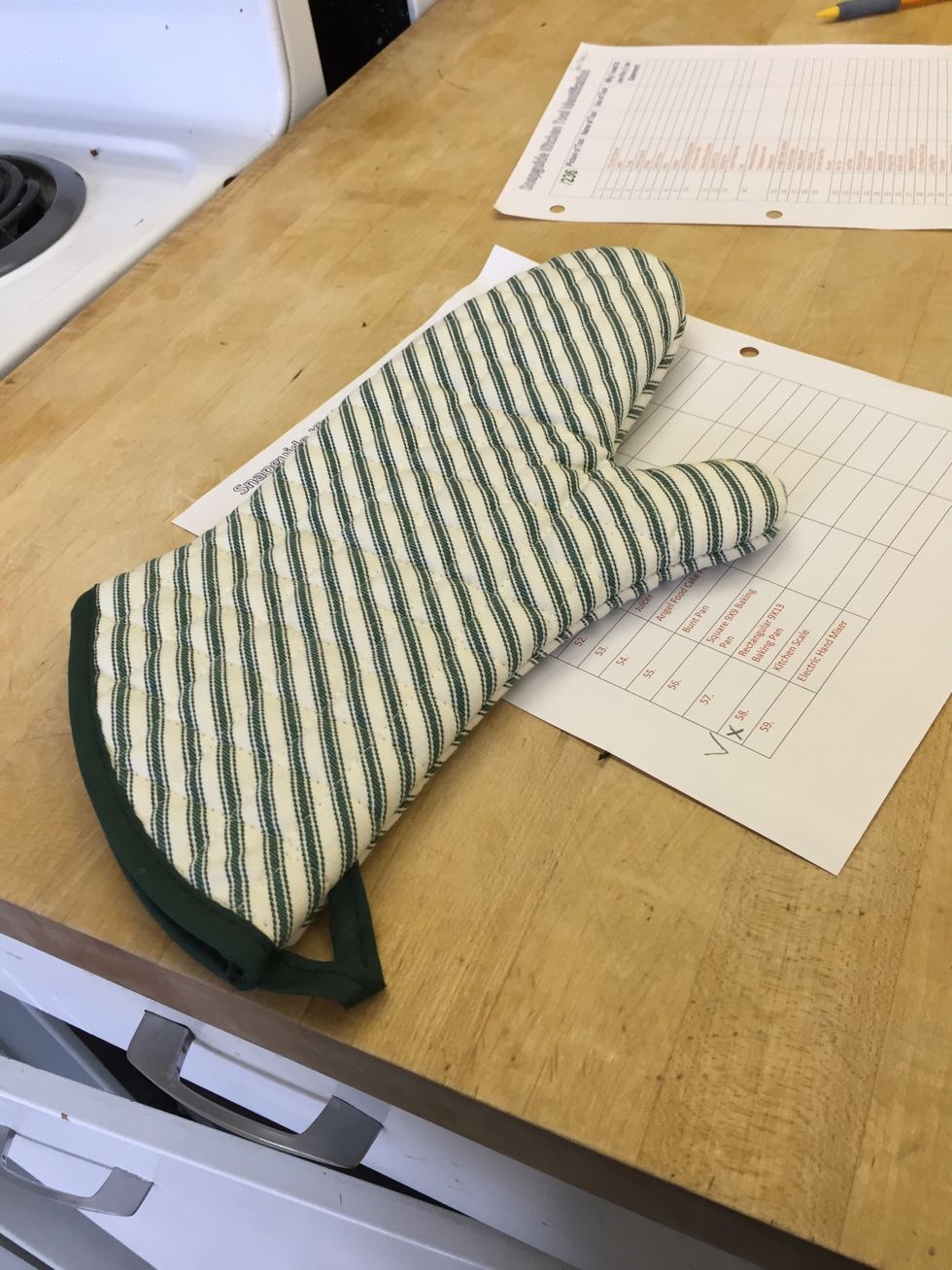 This is a oven mitt. It is used to protect your hand from burning when you pull things out of the oven. I can use oven mitts so I can be safe.