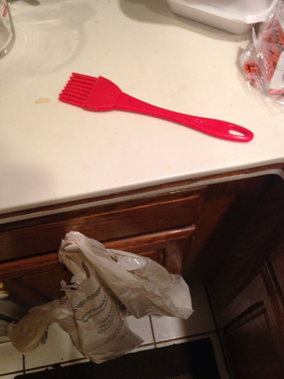 This is a pastry brush. It can be used to spread butter, oil, or glaze on food. I can spread glaze on a donut while using this.