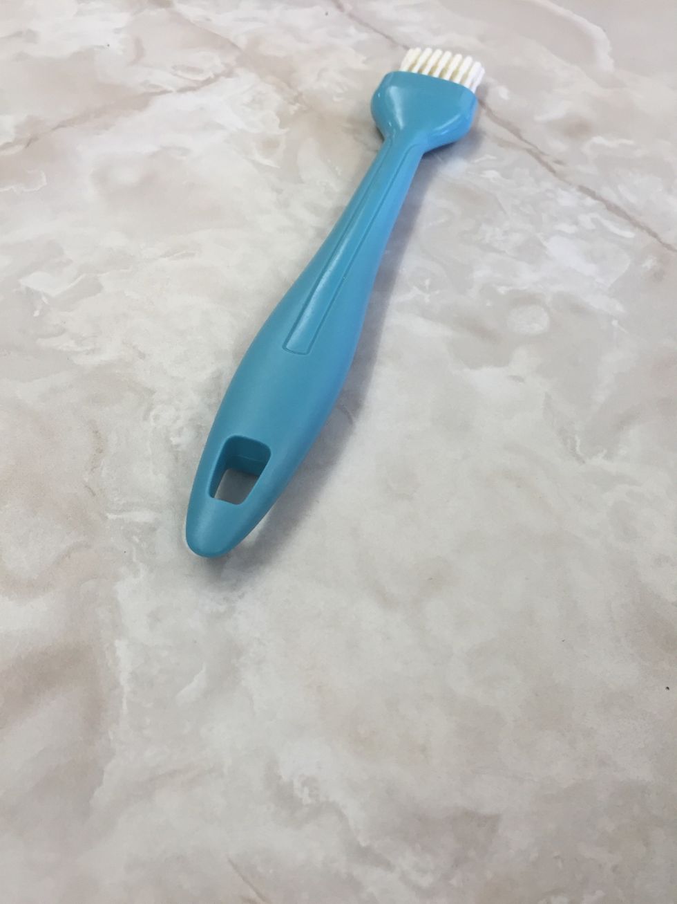 This is a pastry brush it is used for putting butter on pastries. I can use a pastry brush to put butter on pastries.