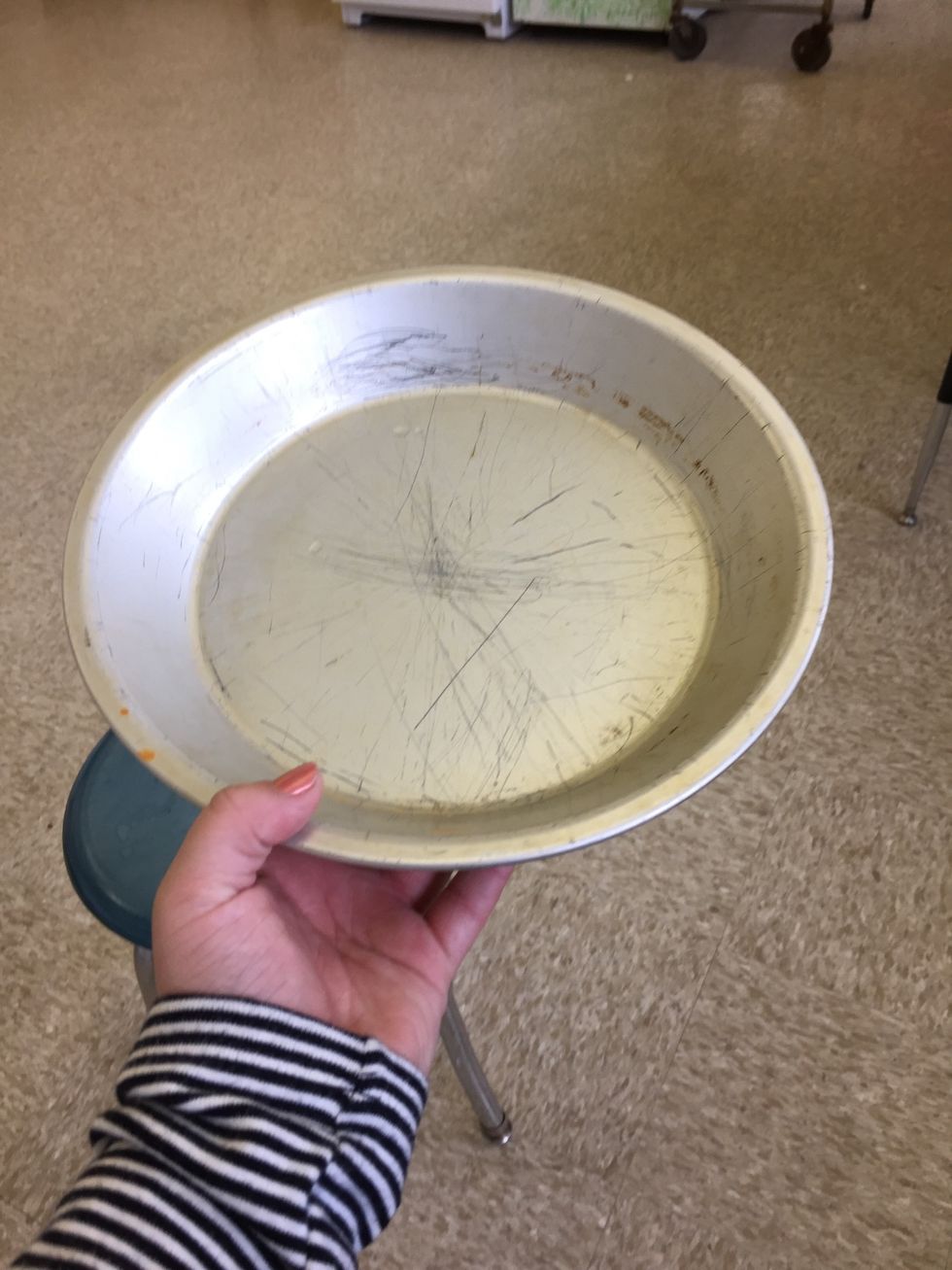 This is a pie tin. It's used to bake pies. I can bake pies using a pie tin.