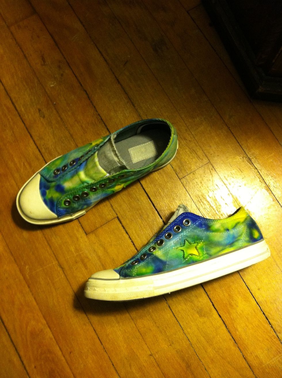 This is a really fun project you can use on any light colored fabric. (see, I did my chucks too)  Experiment and see what you come up with. \ud83d\ude03