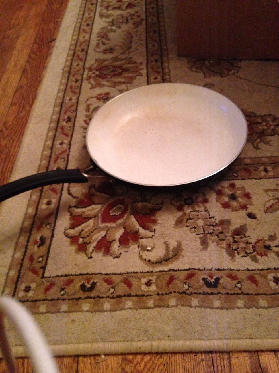 This is a saut\u00e9 pan. Its use is to saut\u00e9 meats to a lightly brown. I can you this to saut\u00e9 my meat to a light brown.