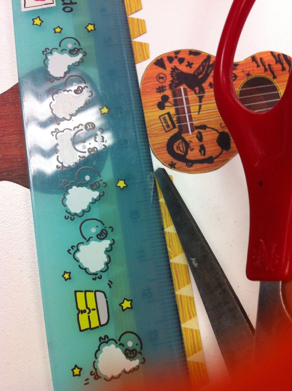 This is a secret, use a scissor draw a line on the edge that we need to flod.