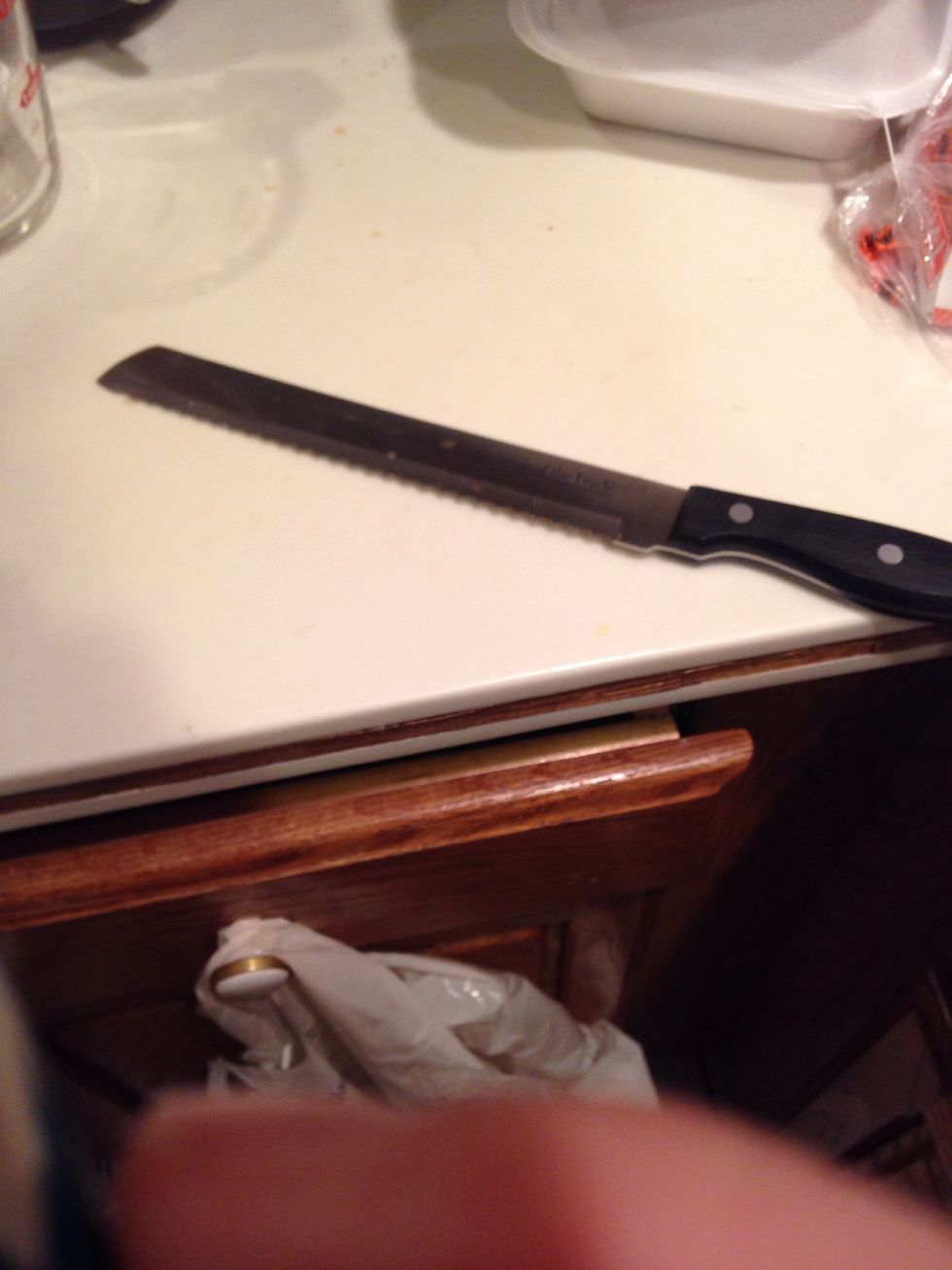 This is a serrated knife. It slices bread. I can cut bread with this.