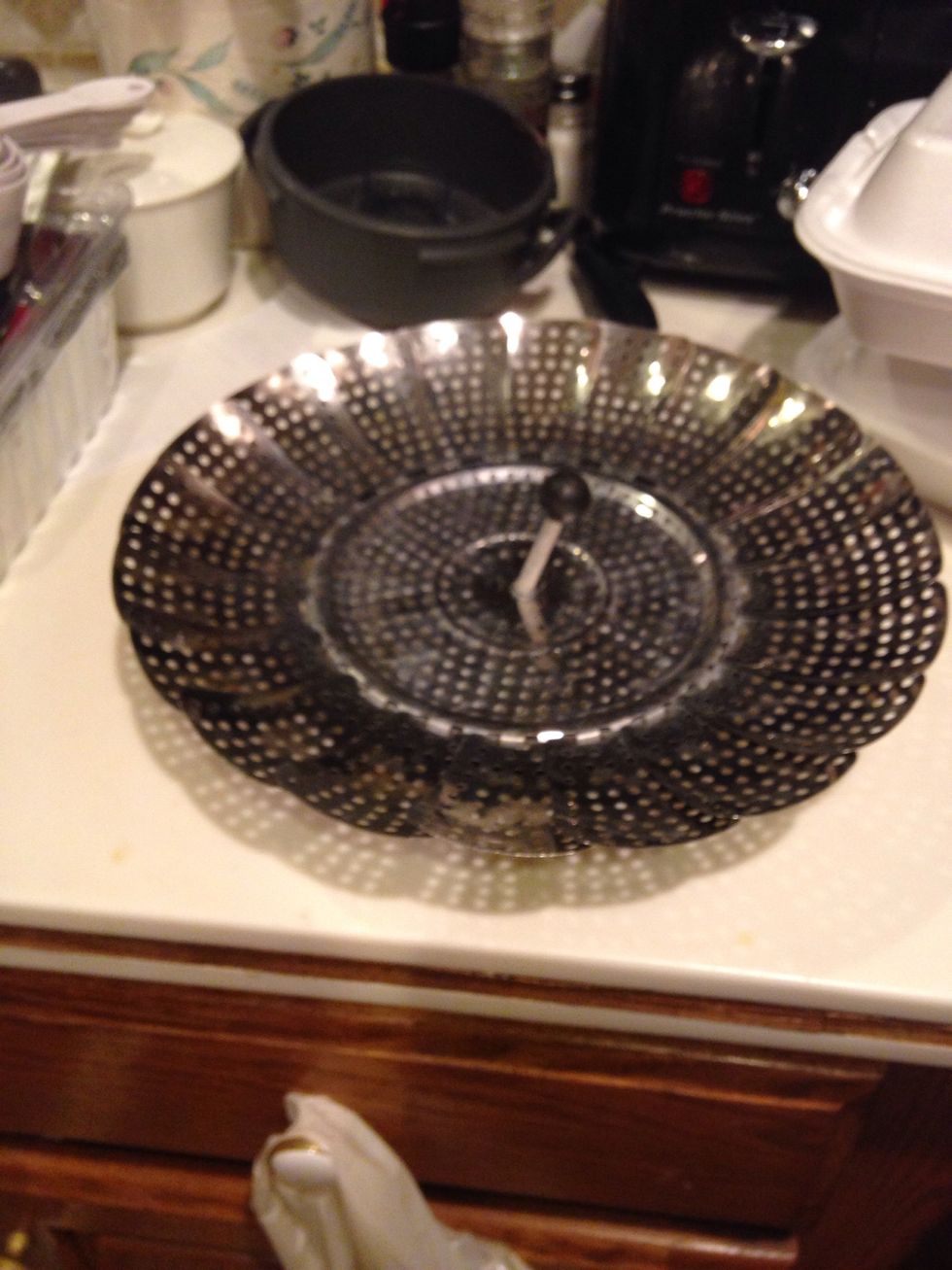 This is a steamer pot. You can use this to steam vegetables. I can use it to steam vegetables.