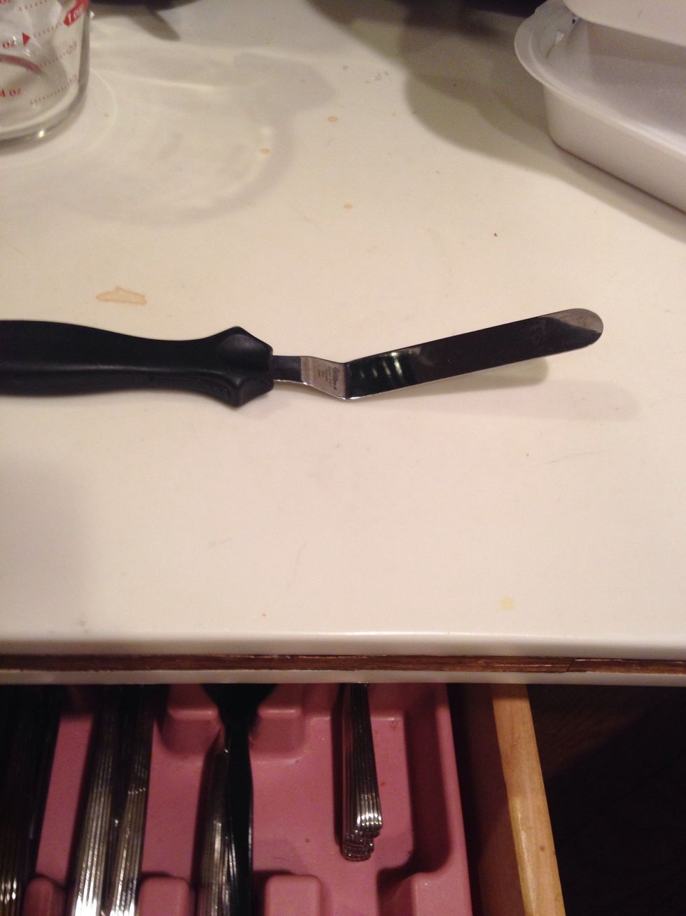 This is a straight edge spatula. It can used to spread stuff like frosting onto a cake. I can use this to spread frosting onto cupcakes.