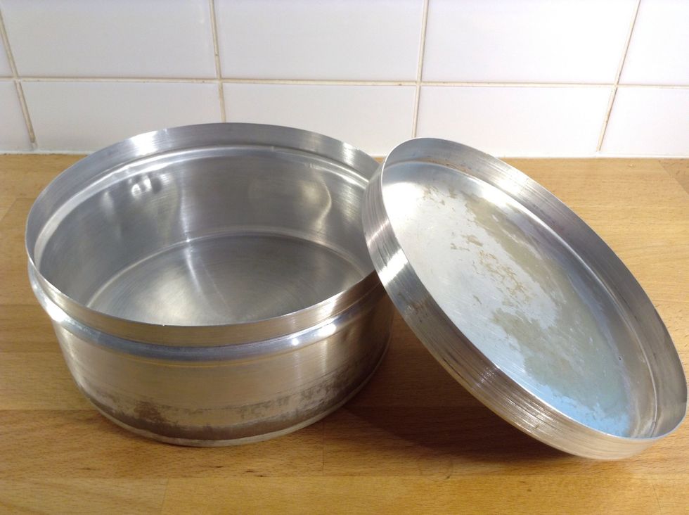 This is a typical aluminum can from Venezuela but you can use a normal aluminum cookie can or a normal aluminum pan with a lid