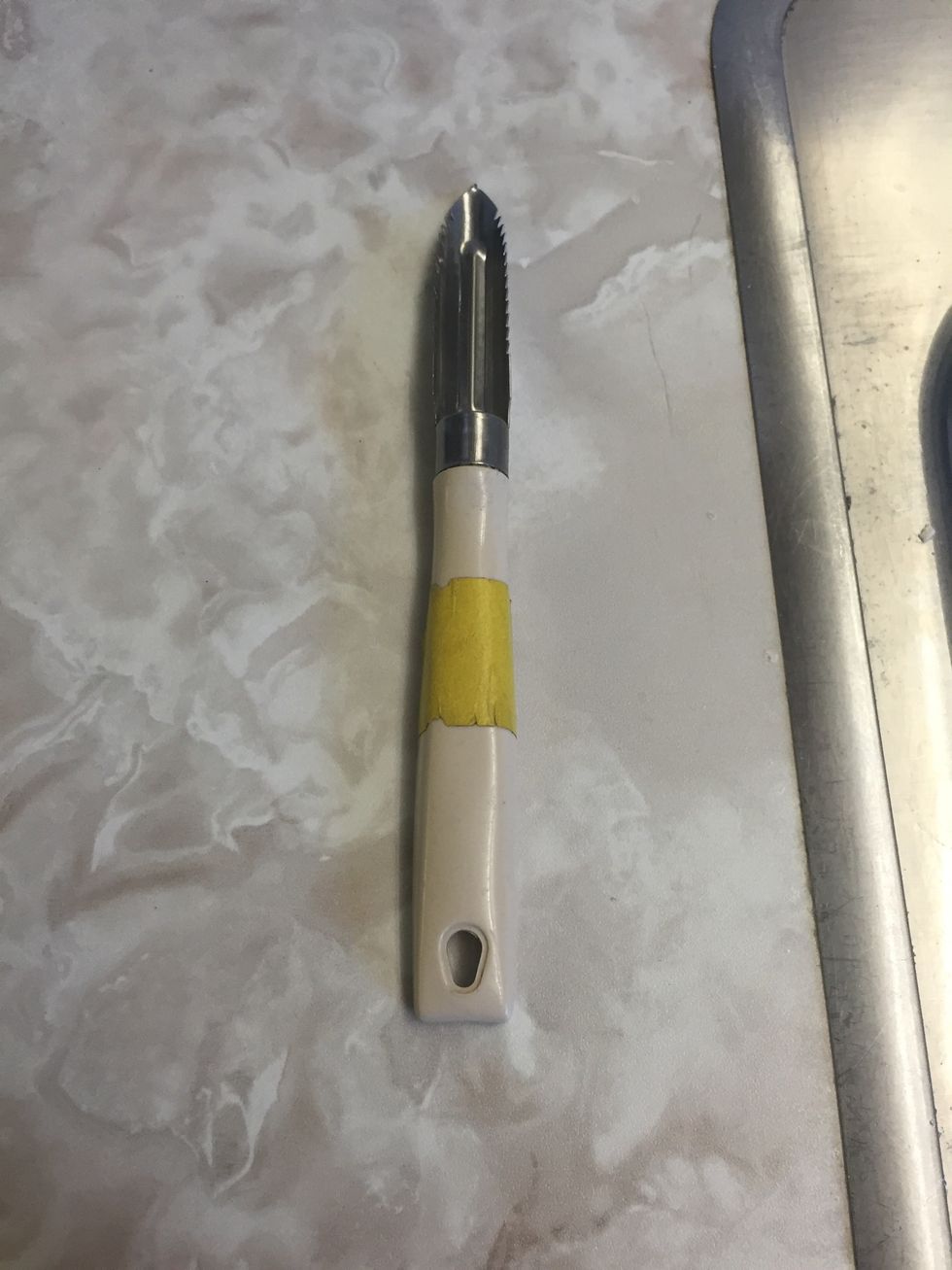 This is a vegetable peeler. Used to peel vegetables. I can use this to peel vegetables.