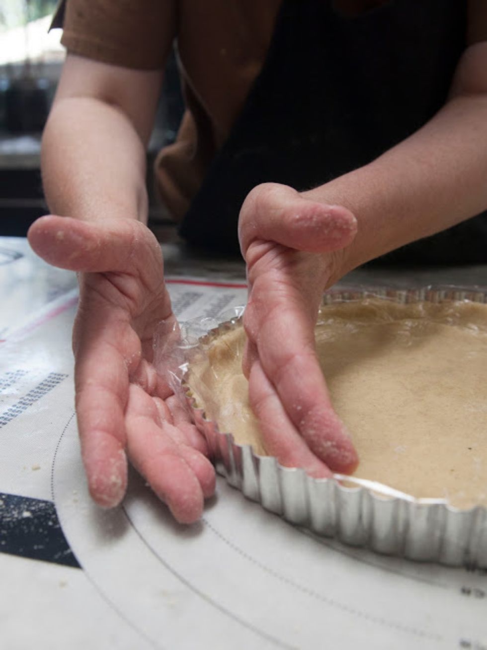 this is a very easy way to shape your tart or pie crust