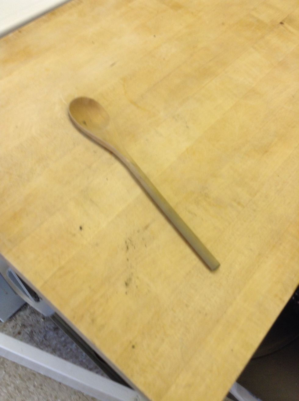 This is a wooden spoon. It is used to mix ingredients. I can mix the ingredients of a food.