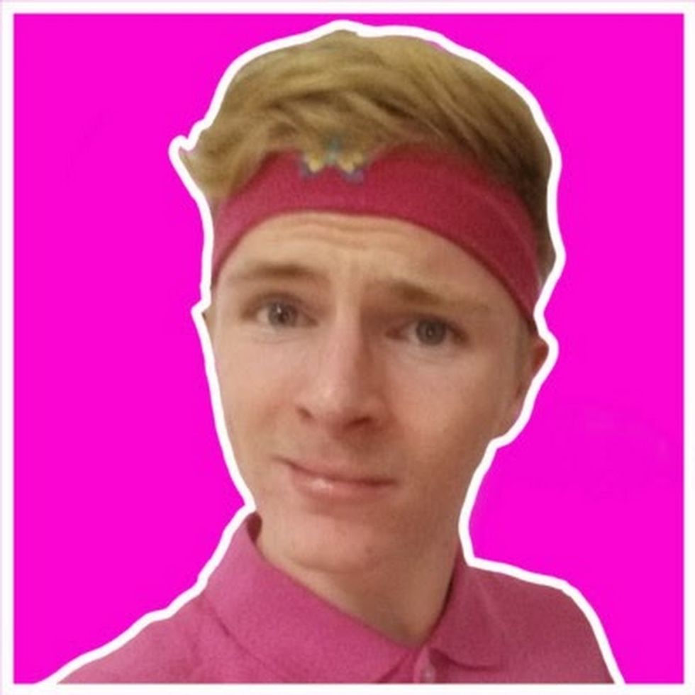 This is a youtuber who's playing league of legends.He is safe and he have fun.