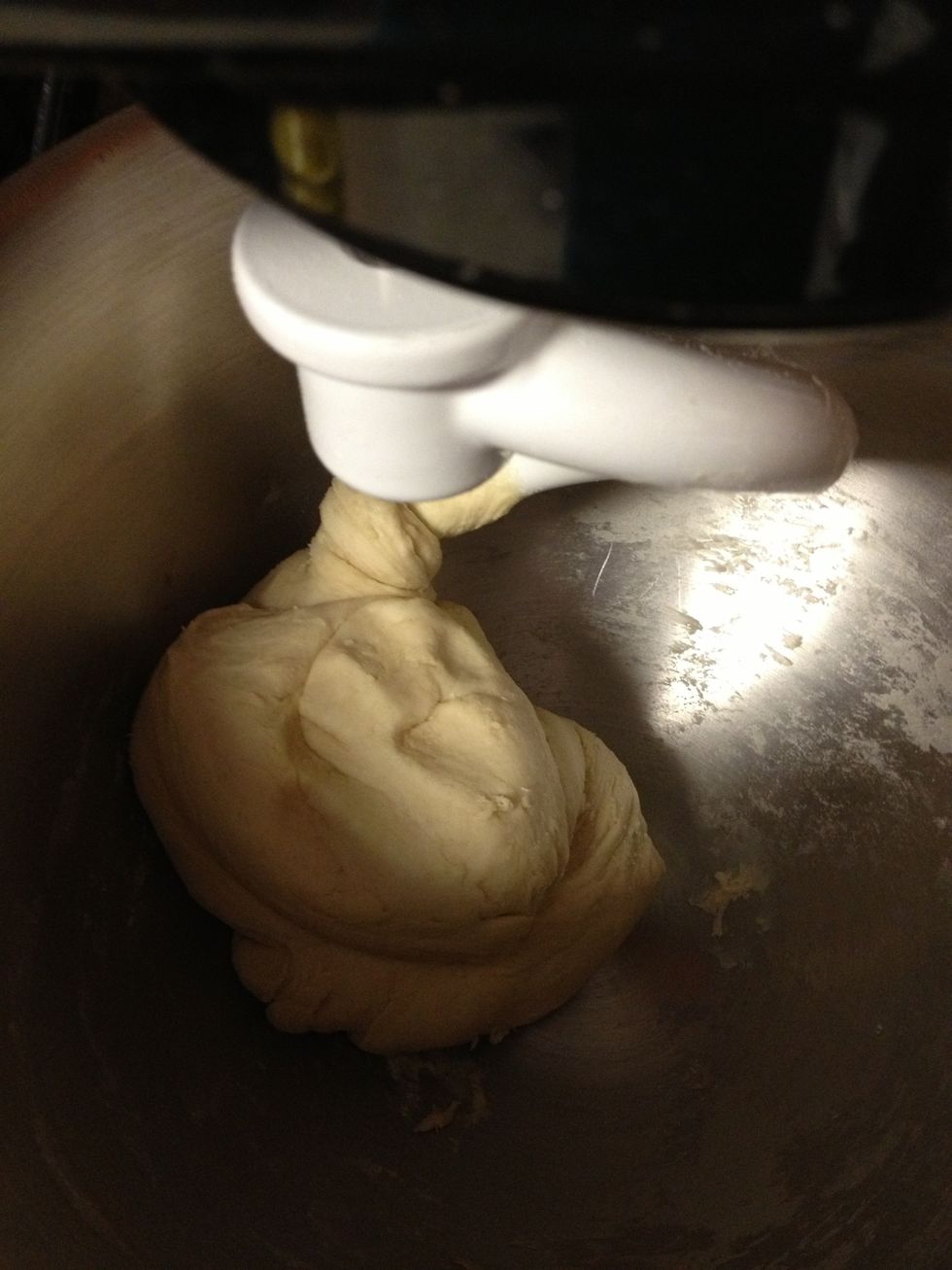 This is after the fifth addition, the dough is ready now! Kneed the dough for 4 minutes and then grease a baking sheet and press out into a big circle