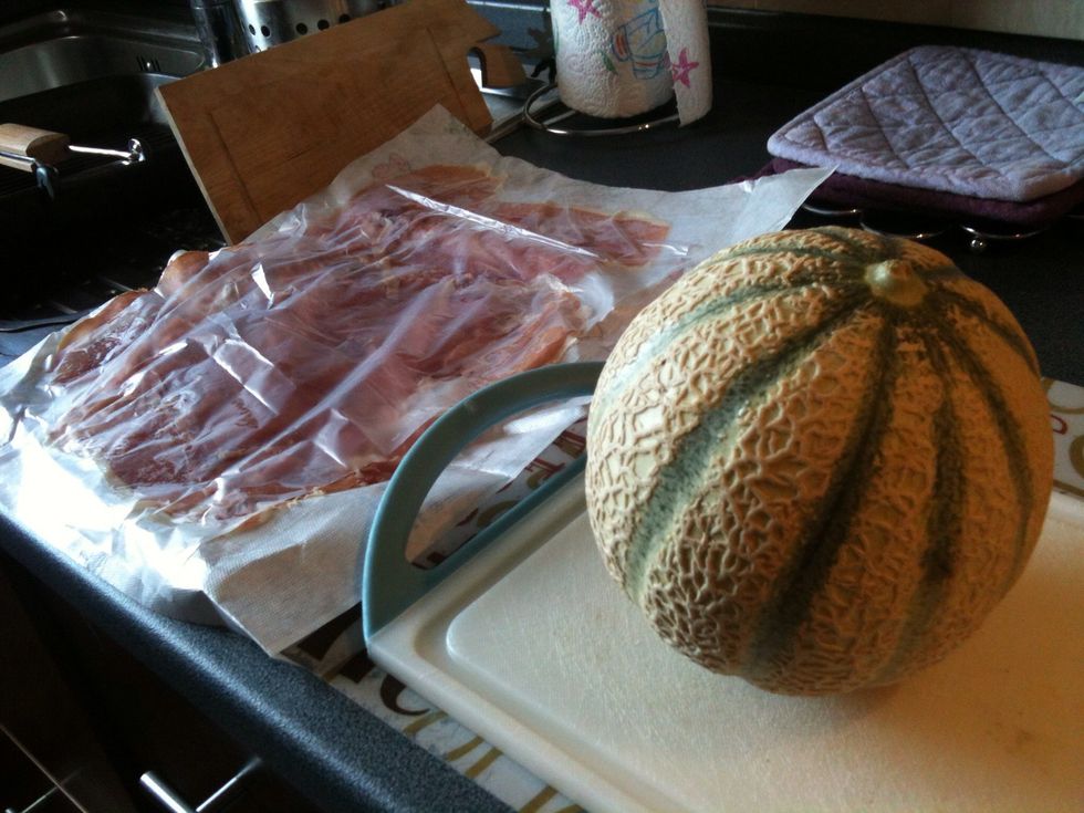 This is all u need! Prosciutto crudo di Parma (Parma ham) and a yellow melon! This one comes from Sicily!