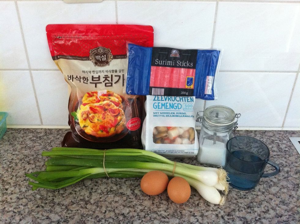 This is all you need for a delish seafood pancake! Oh and ofcourse oil to bake your pancake! The quantities shown in the supplies list are for making 1 pancake. If you are making more, just double it.