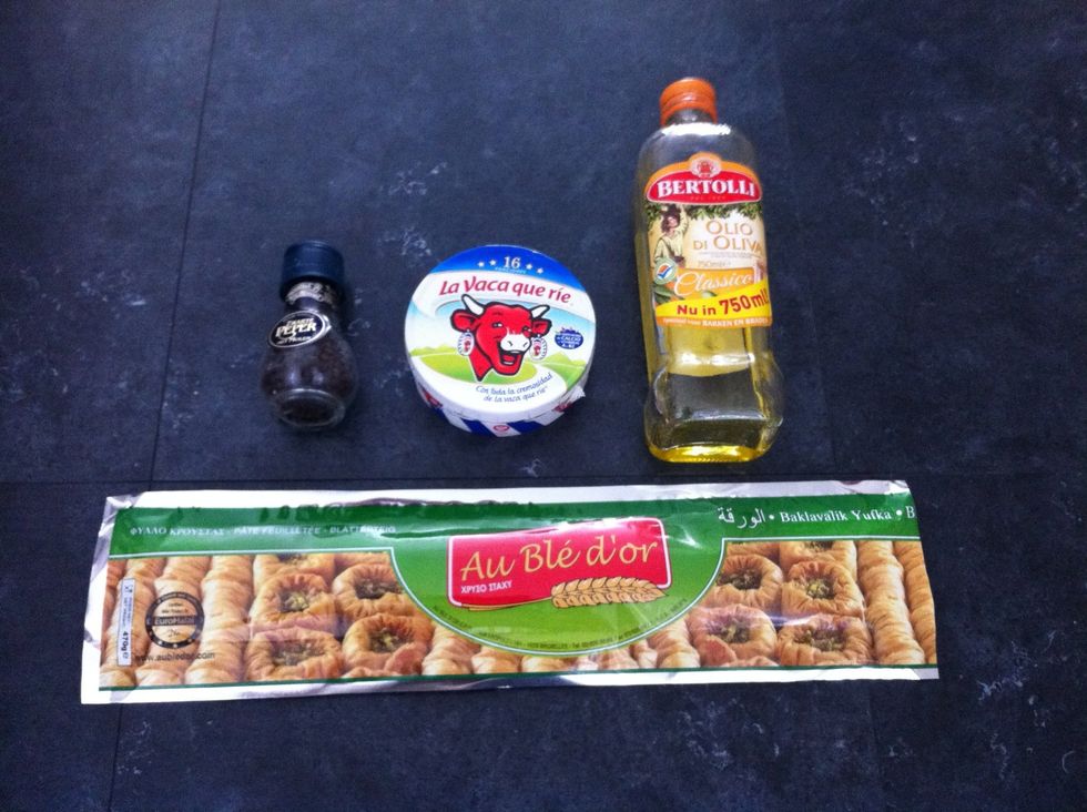 This is all you need: only 4 ingredients. I used a whole pack of phyllo dough (470gr) and 10 triangles of 'The laughing cow' cheese.