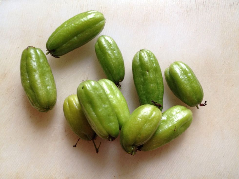 This is belimbing buluh, a native cooking ingredient, super sour like a pickle. If soaked, can also act as a vege while simultaneously act as a souring agent. Lit trans: bamboo starfruit