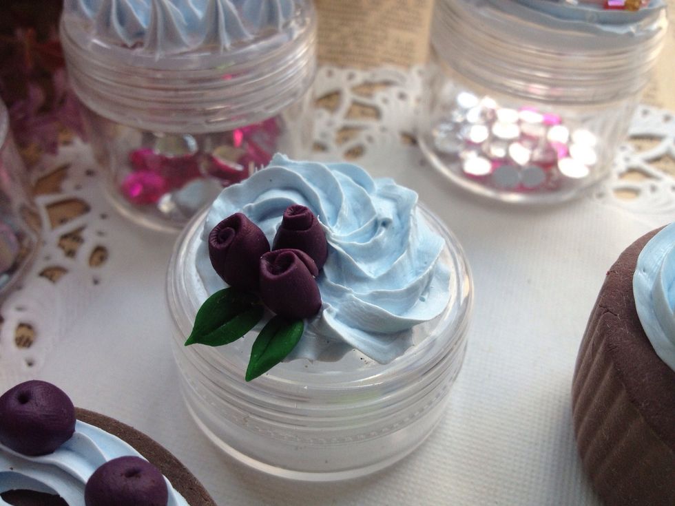 This is decorated with clay roses. *For clay roses making, please refer to my another snap guide.