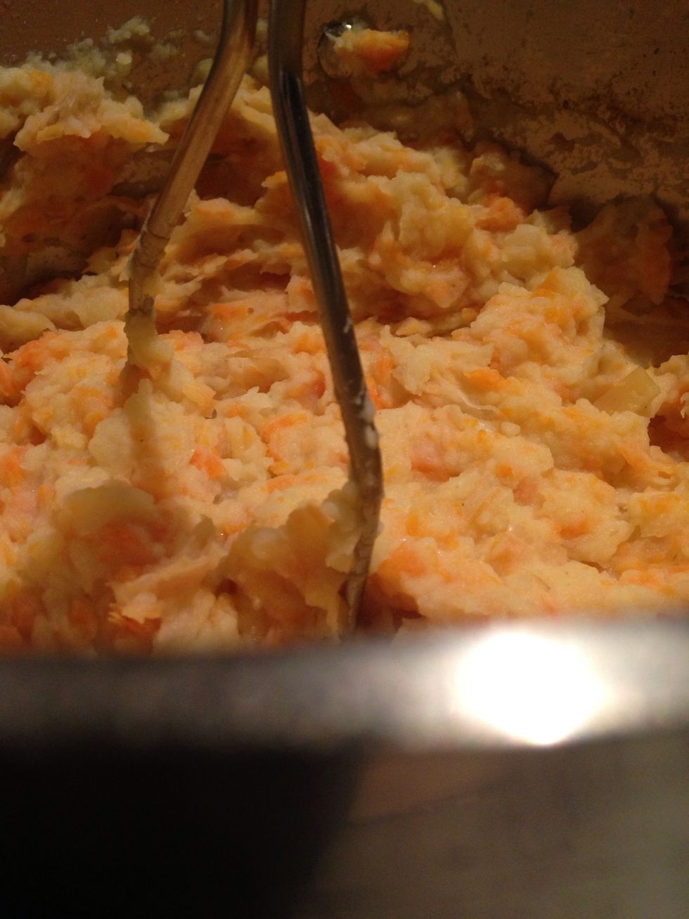 This is how I like my veggie mash - chunky bits of carrot in a smooth sea of potato. The apple hardly comes through - its just an accent. Frankly, next time I'll use another apple. It's that subtle.