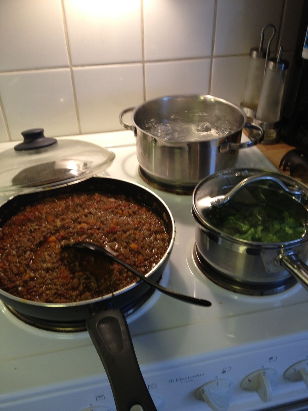 This is how it looks at my stove right now, some broccoli as well, yum! Taste the bolognese - and if it's needed, add some pinches of salt and black pepper.