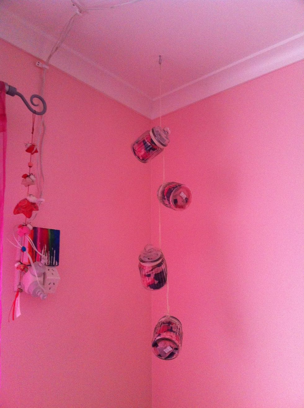 This is how mine hangs, i just need to take the price stickers off the bottom.