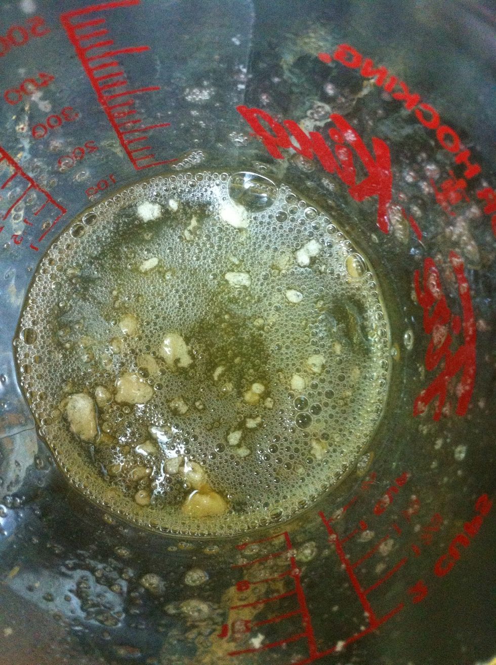 this is how the gelatin and water mix look like if u were really good at mixing u wont get the crumbles but anyway we will mix it again in the mixer
