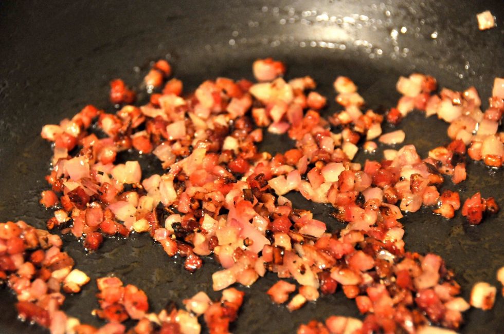 This is how the pancetta and onions should look. Not too crispy and over cooked. Add 1 tbsp olive oil the pan then heat it up, just before you add the pasta.