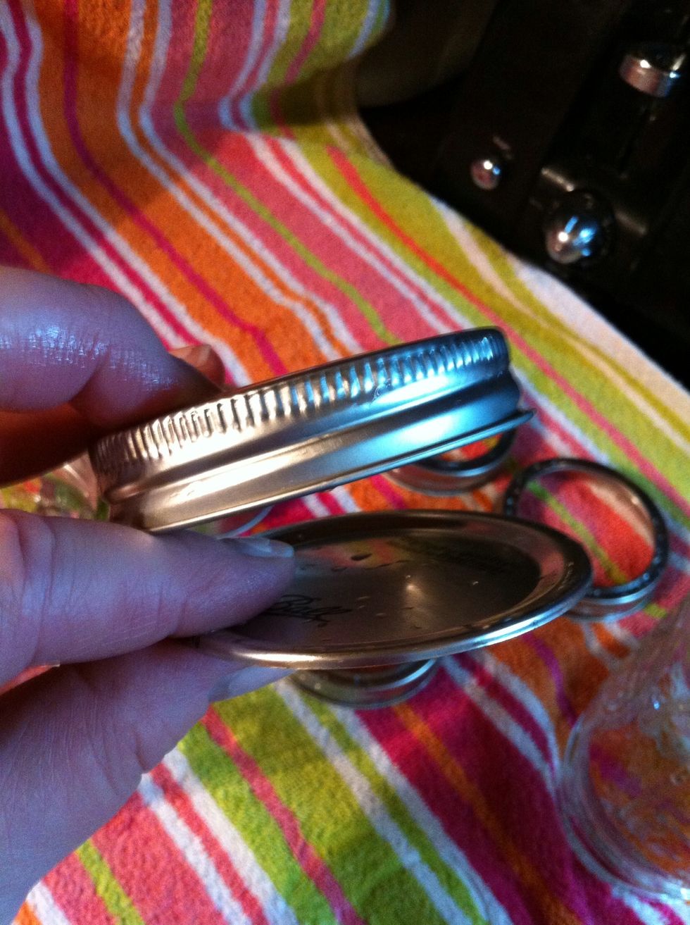 This is how to use the lid and ring. Seal down to jar.