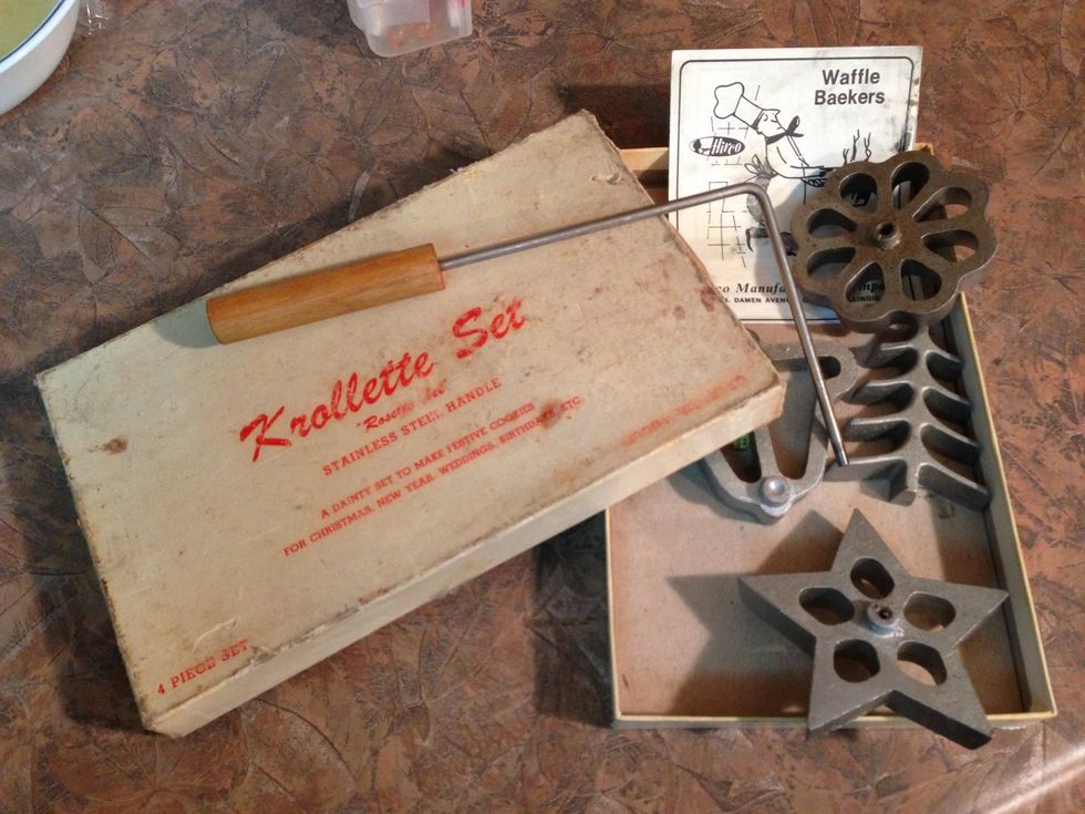 This is my set from the 1970's. handle screws on whichever design I want to use. I usually use just one. Once I get the oil temperature right and the momentum going, I hate to start over with new one.