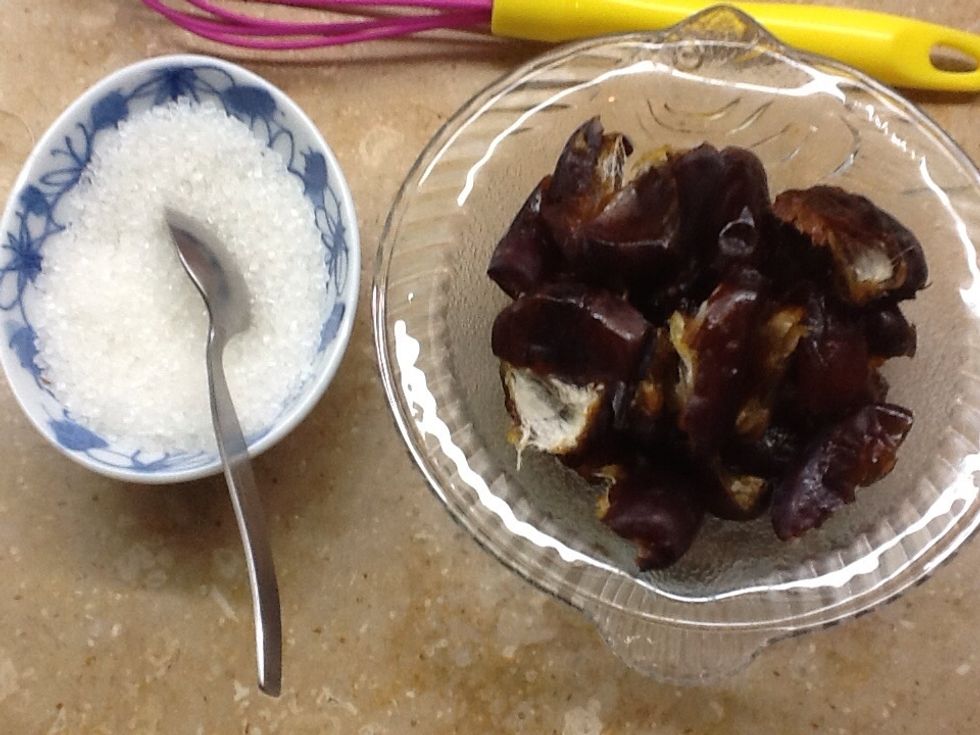This is some sugar and the de-seeded dates :) (there are bout 16 deseeded dates here) as. Have said in the supplies to add bout 2tbsp incase of hard date but if theyre soft so u dont have to add water