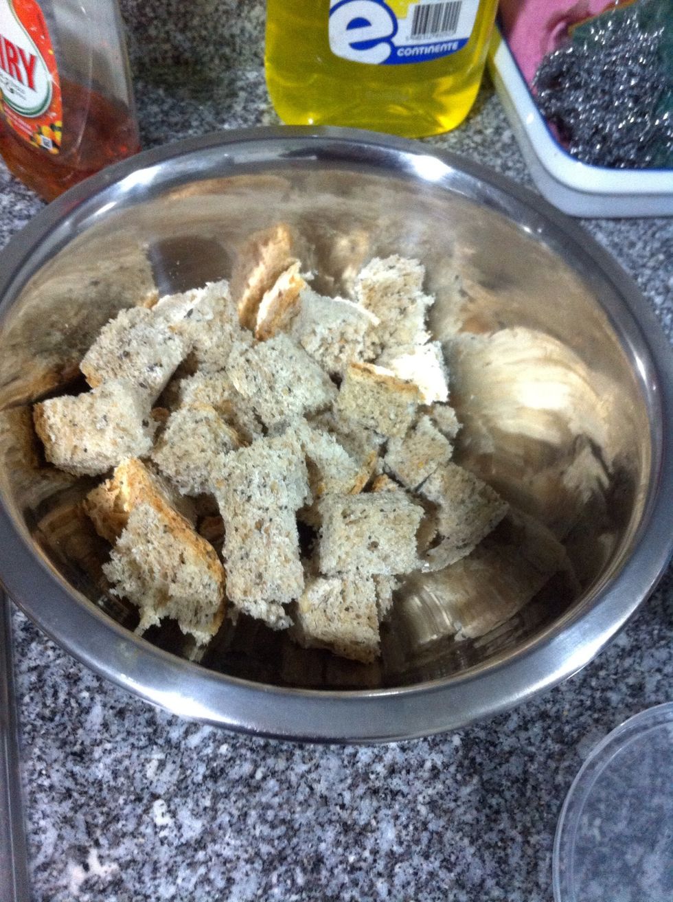 This is the amount of bread I used. Oh also it is wholegrain it absorbs nicely the flavors of the dressing