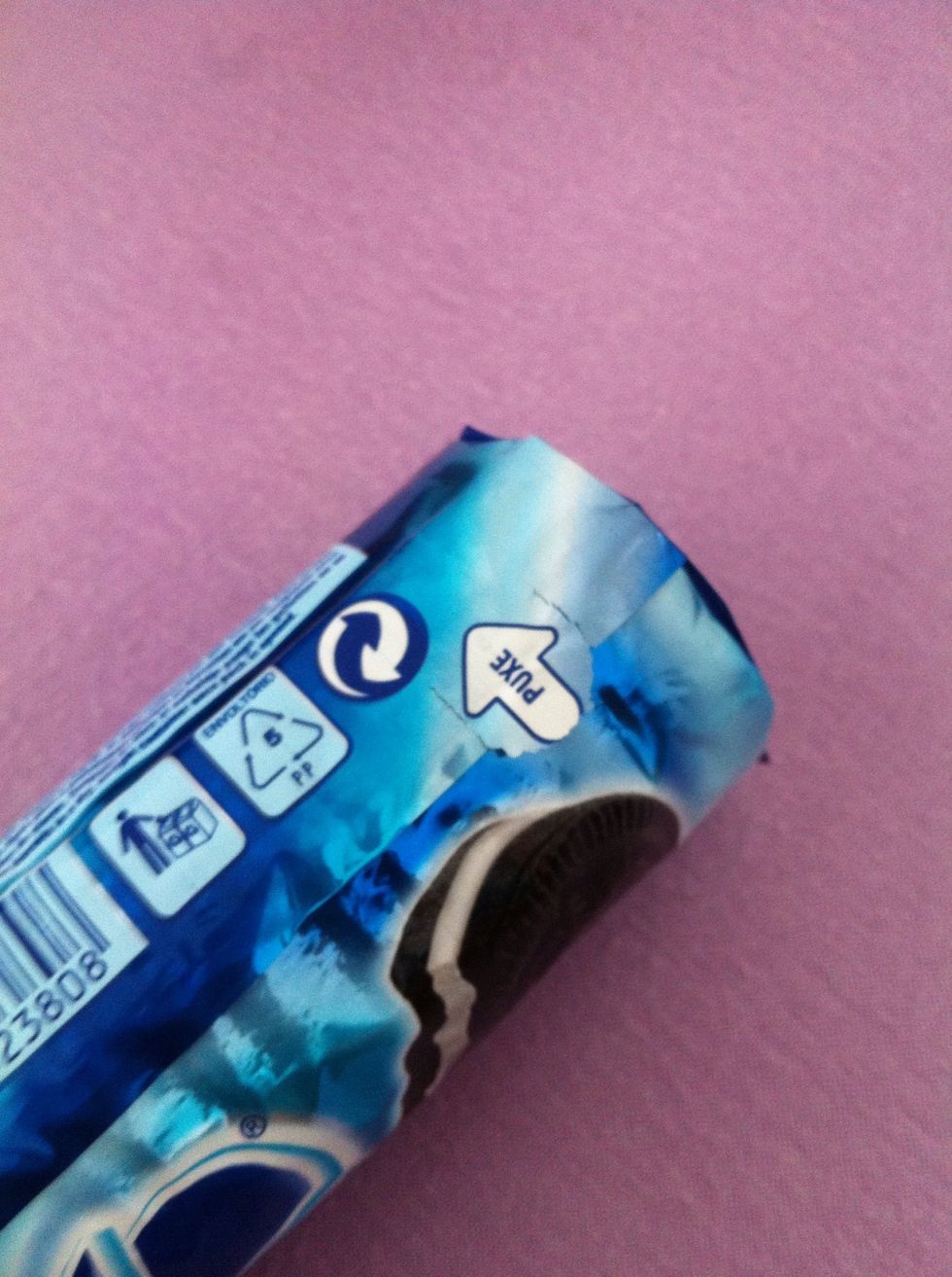 This is the Brazilian version of Oreos. Good but well.. Not Oreos! \ud83d\ude01 See this arrow? It says pull in Portuguese. Let's do it!