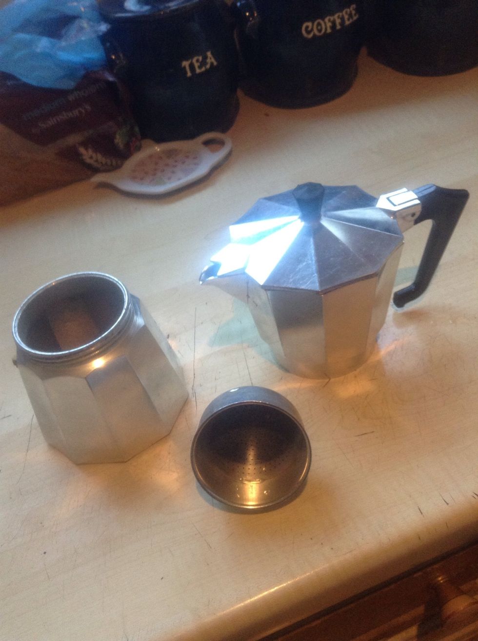 This is the cafetiere broken down by unscrewing the main chamber and removing the coffee filter. So, on the picture there is the water chamber,coffee filter/holder, and the top chamber.