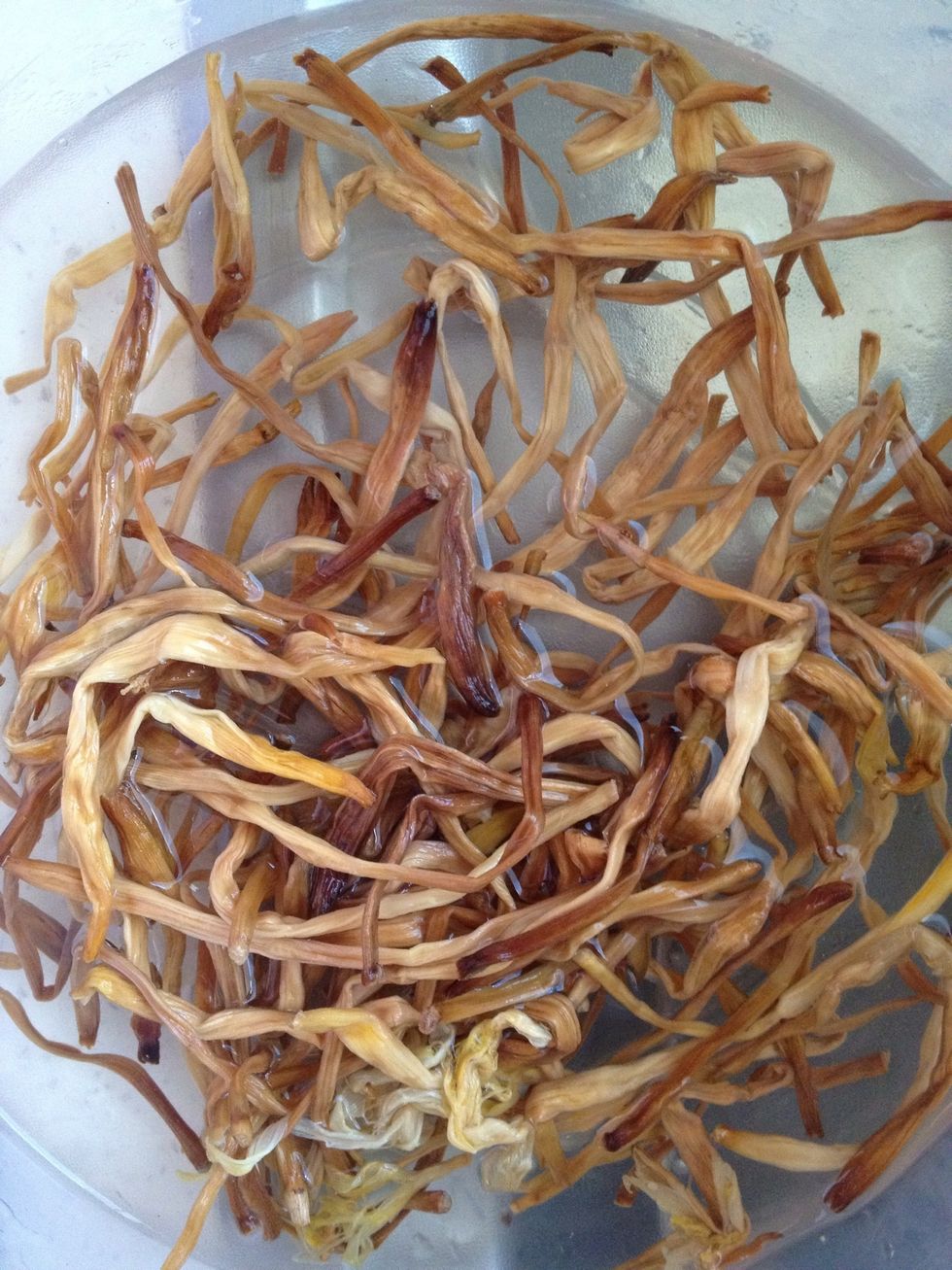 This is the dried lily flower(you can buy it in most asian stores). Wash it with clean water before mixing it with the other ingredients.