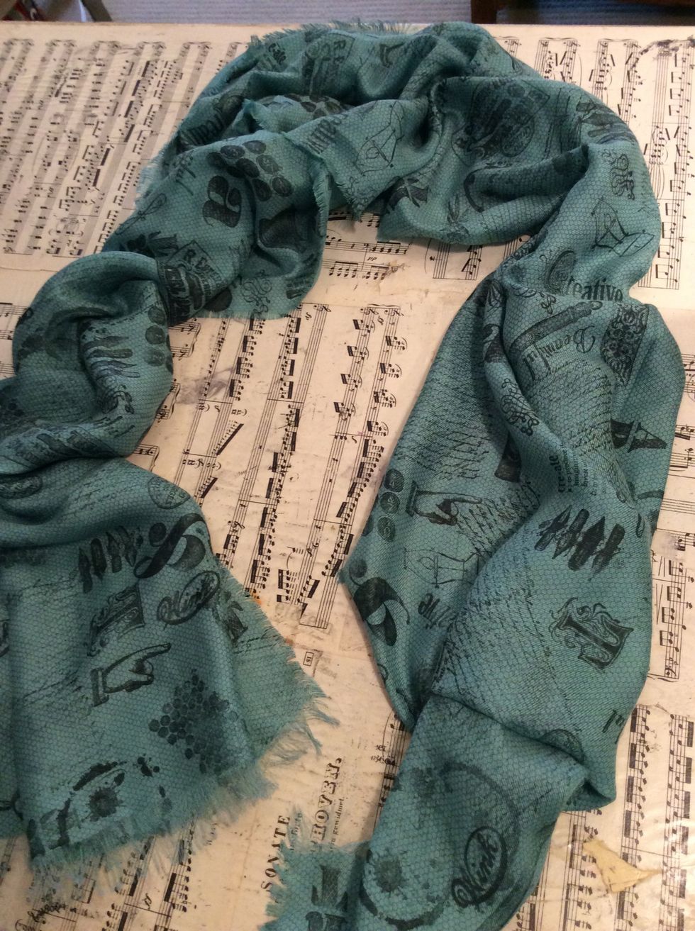 This is the finished product (it is the same scarf, for some reason the lighting totally changed!)