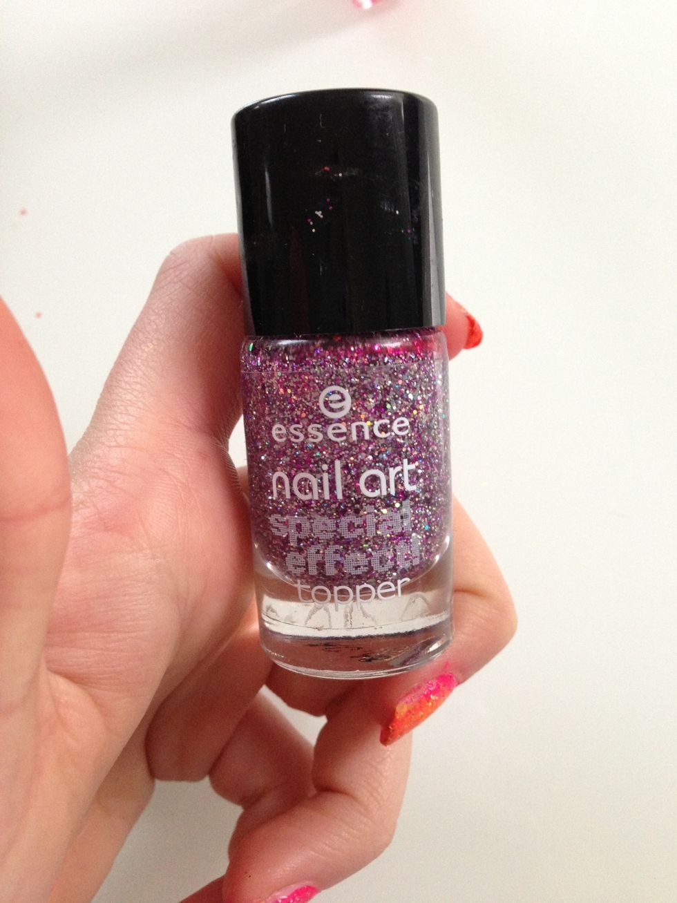 This is the glitter nailpolish I'm using, the pieces of glitter are small.
