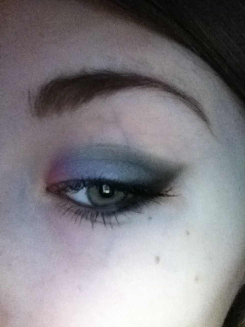 This is the look i will be showing you how to do, its very simple and looks really pretty. Unfortunetly my ipod dulls the colour but i have used bright, sparkly pinks, greens & blues :)