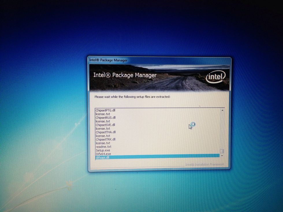 This is the next step of the extraction progress. Just leave the screen alone and it should be finished in a few minutes.