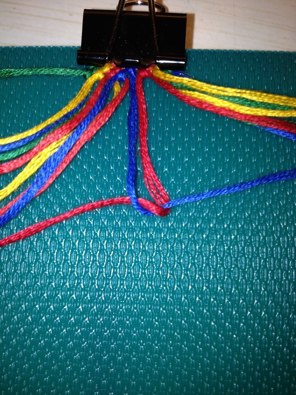 This is the right knot ( = right arrow on the scheme).