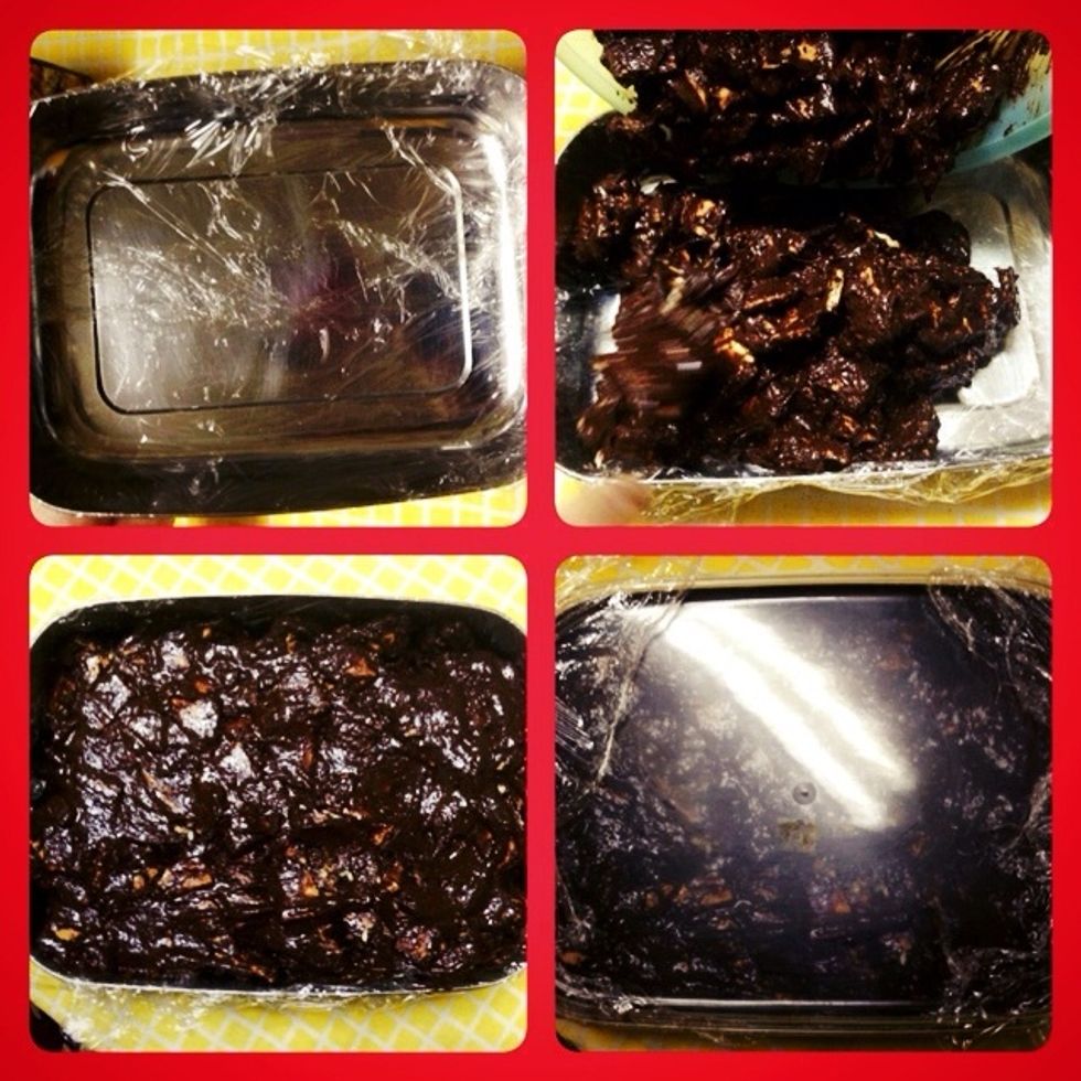 This is the second way, put plastic warp in the pot then place the mixture (We put the plastic warp so that the mixture doesn't stick on the pot) close it and put it in the fridge for 4-5 hours.