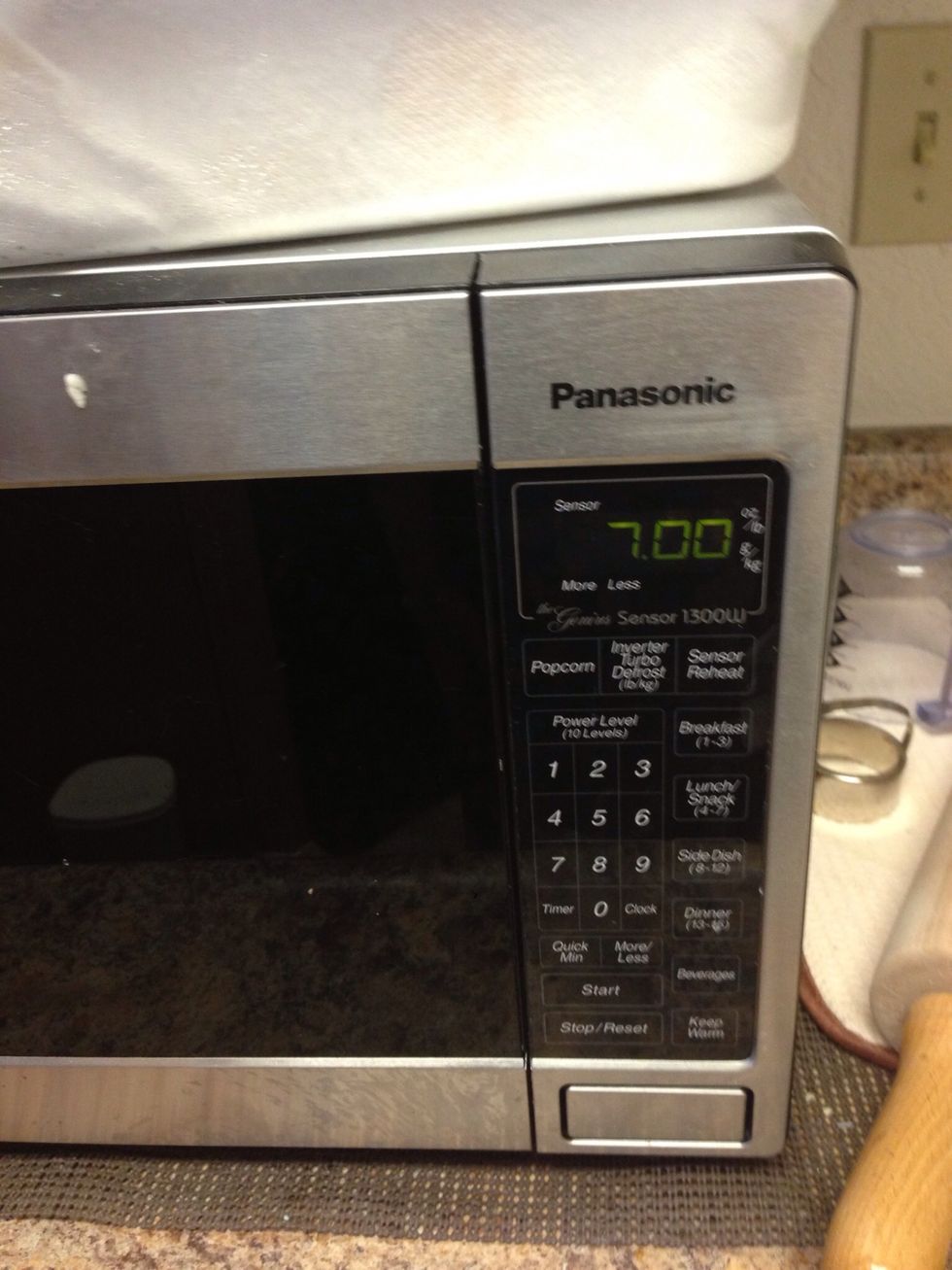 This is the secret to cooking potatoes well. Throw the potatoes in the microwave for 7 minutes.